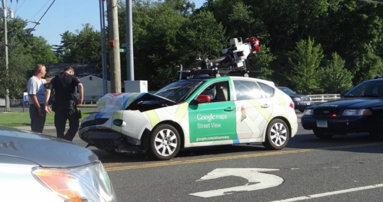 حادث مروري بين سيارة غوغل ذاتية القيادة وسيارة منافسة !